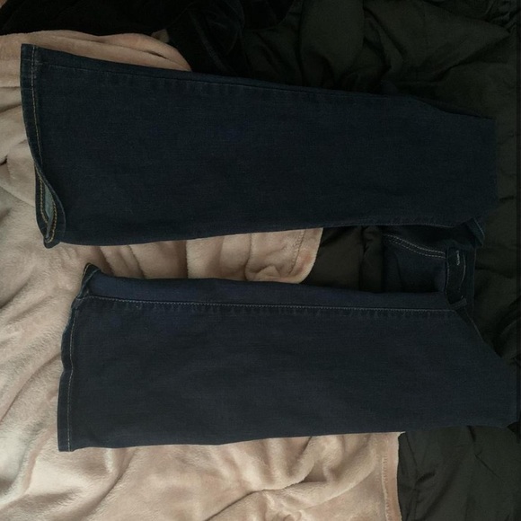 Dark wash low rise flared women’s true religion jeans - Picture 3 of 3